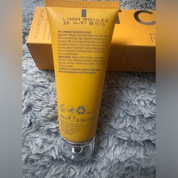 Rodial vit c scrub - Picture 2 of 3